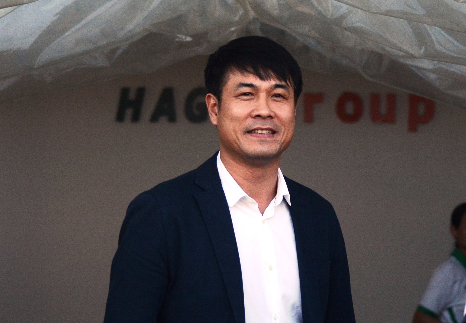 VFF ky hop dong voi HLV Huu Thang vao 3/3 hinh anh