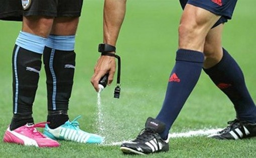 Trong tai V.League duoc trang bi binh xit tu huy hinh anh