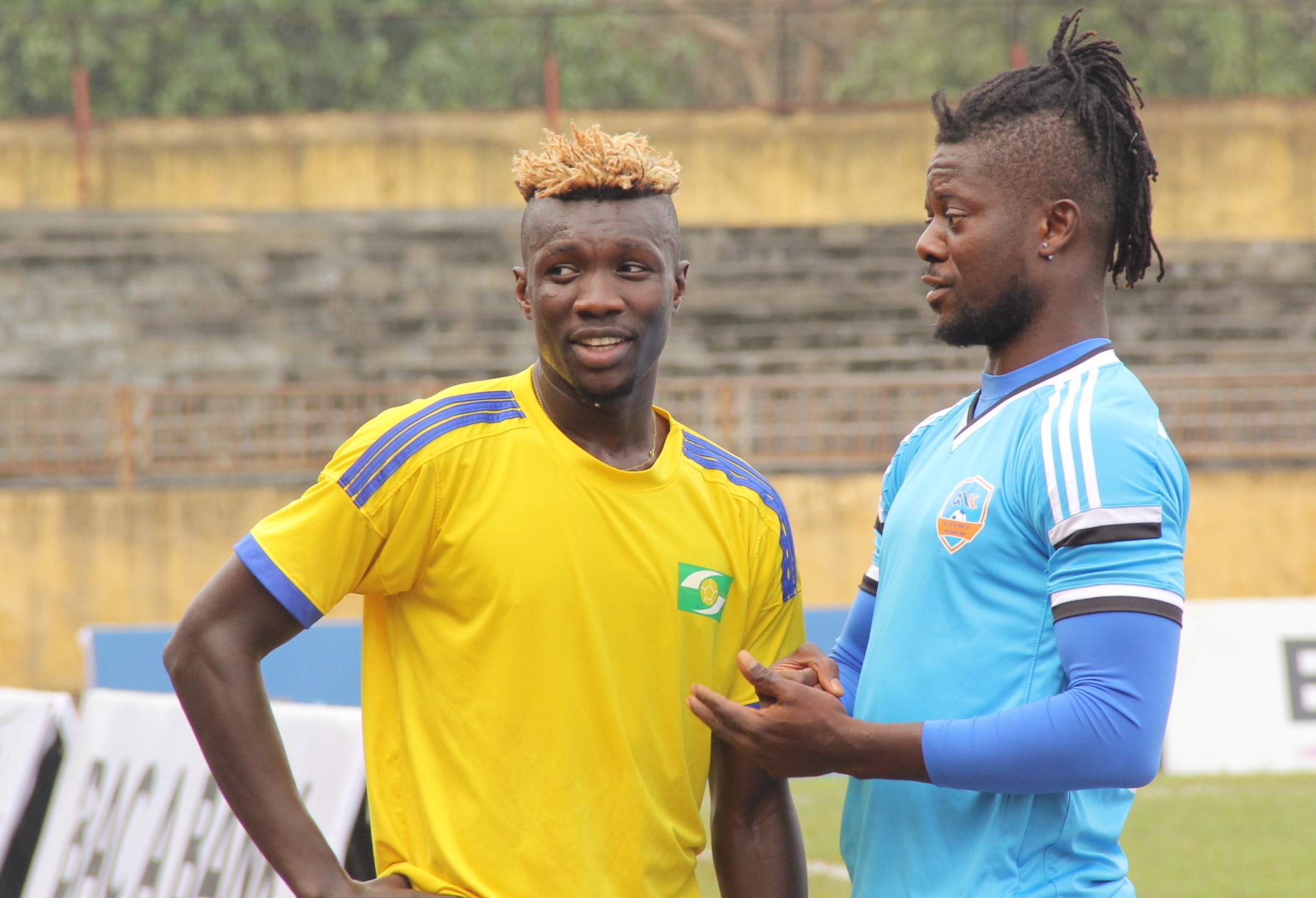 Ngoai binh SLNA gap ap luc khi doi nha dung cuoi bang hinh anh