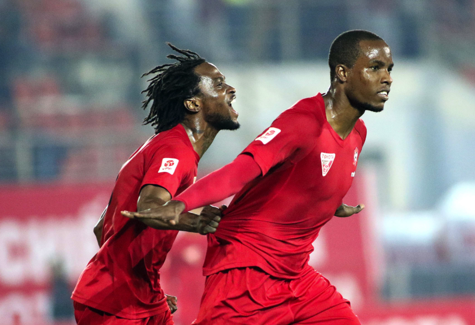 Ngoai binh Jamaica toa sang giup Hai Phong giu ngoi dau bang hinh anh