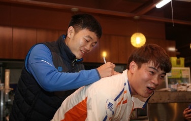 Xuan Truong ky tang fan Han Quoc o le ra quan mua giai moi hinh anh