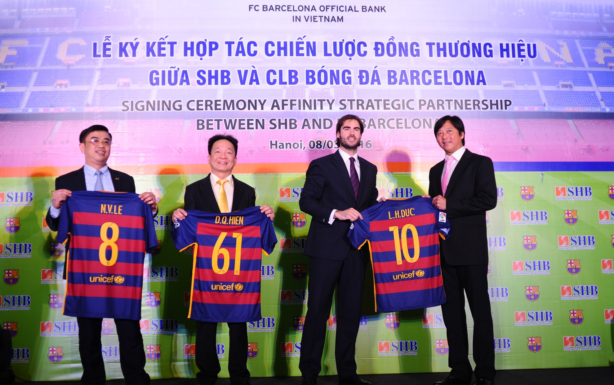 Bau Hien hop tac voi Barcelona anh 1