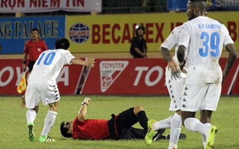 Tinh huong Van Quyet day nga trong tai o V.League hinh anh