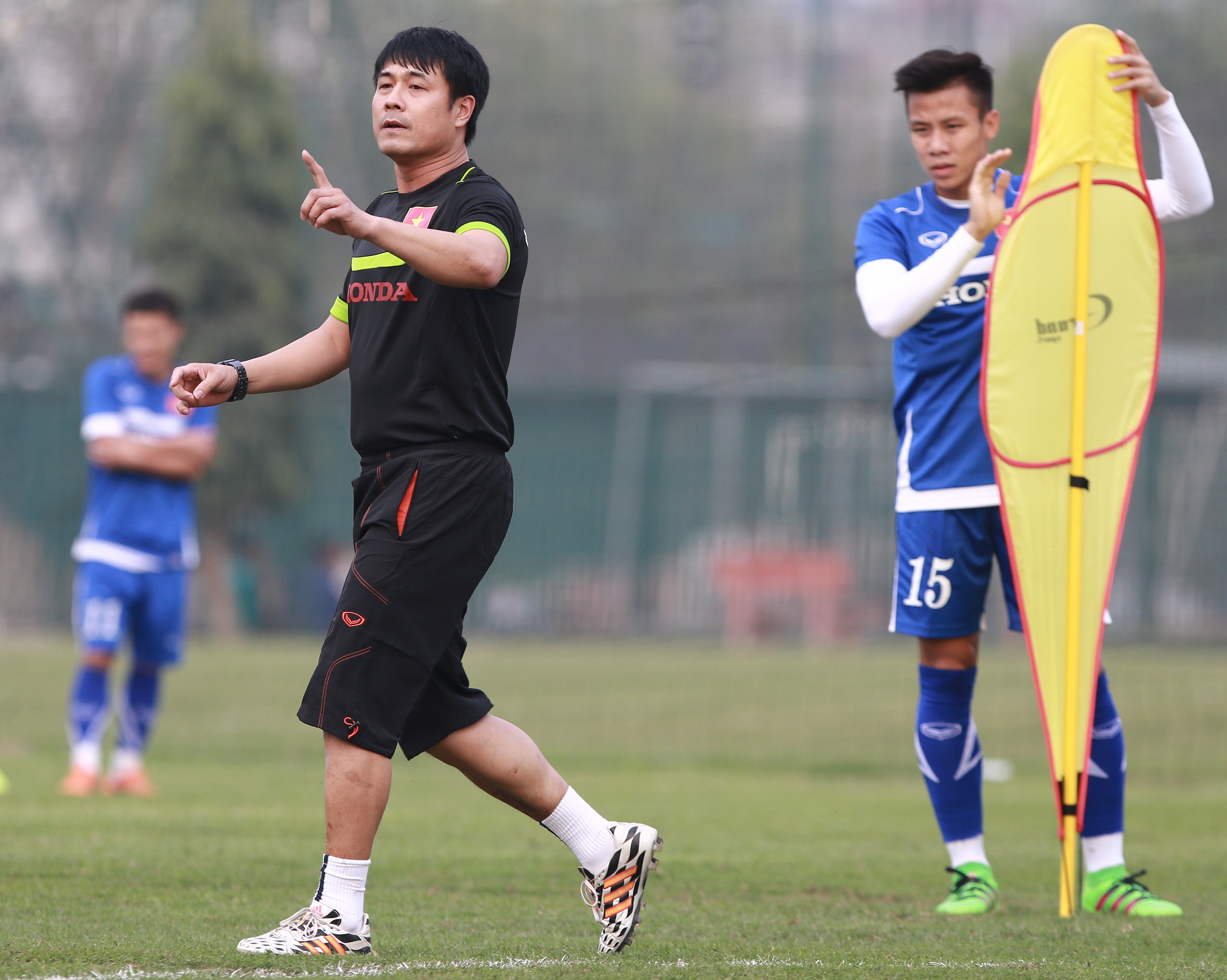 Huu Thang noi cau voi hoc tro anh 1