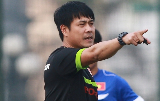HLV Huu Thang tran tro voi nhung cu tat bien hinh anh
