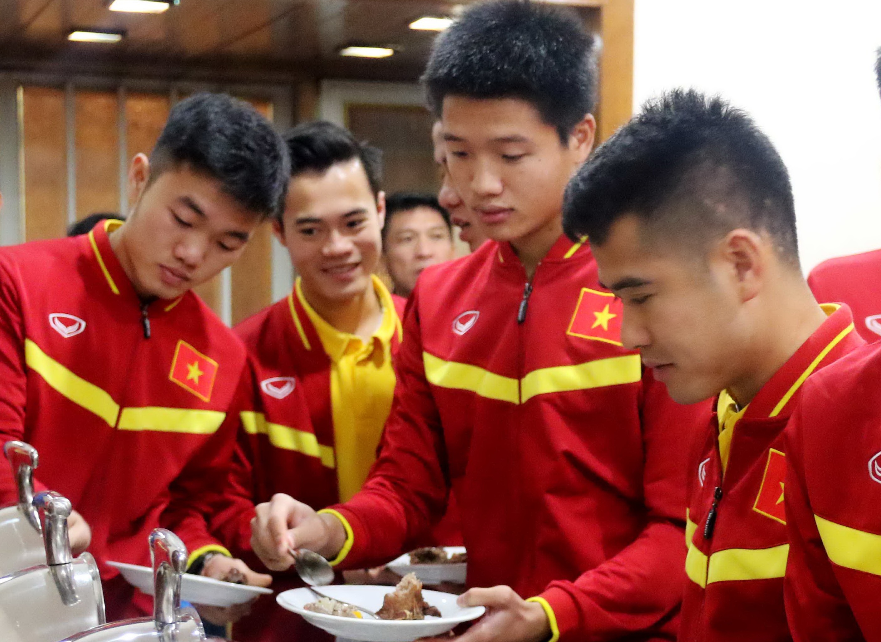 Thay tro HLV Huu Thang duoc dai tiec truoc tran gap Iraq hinh anh