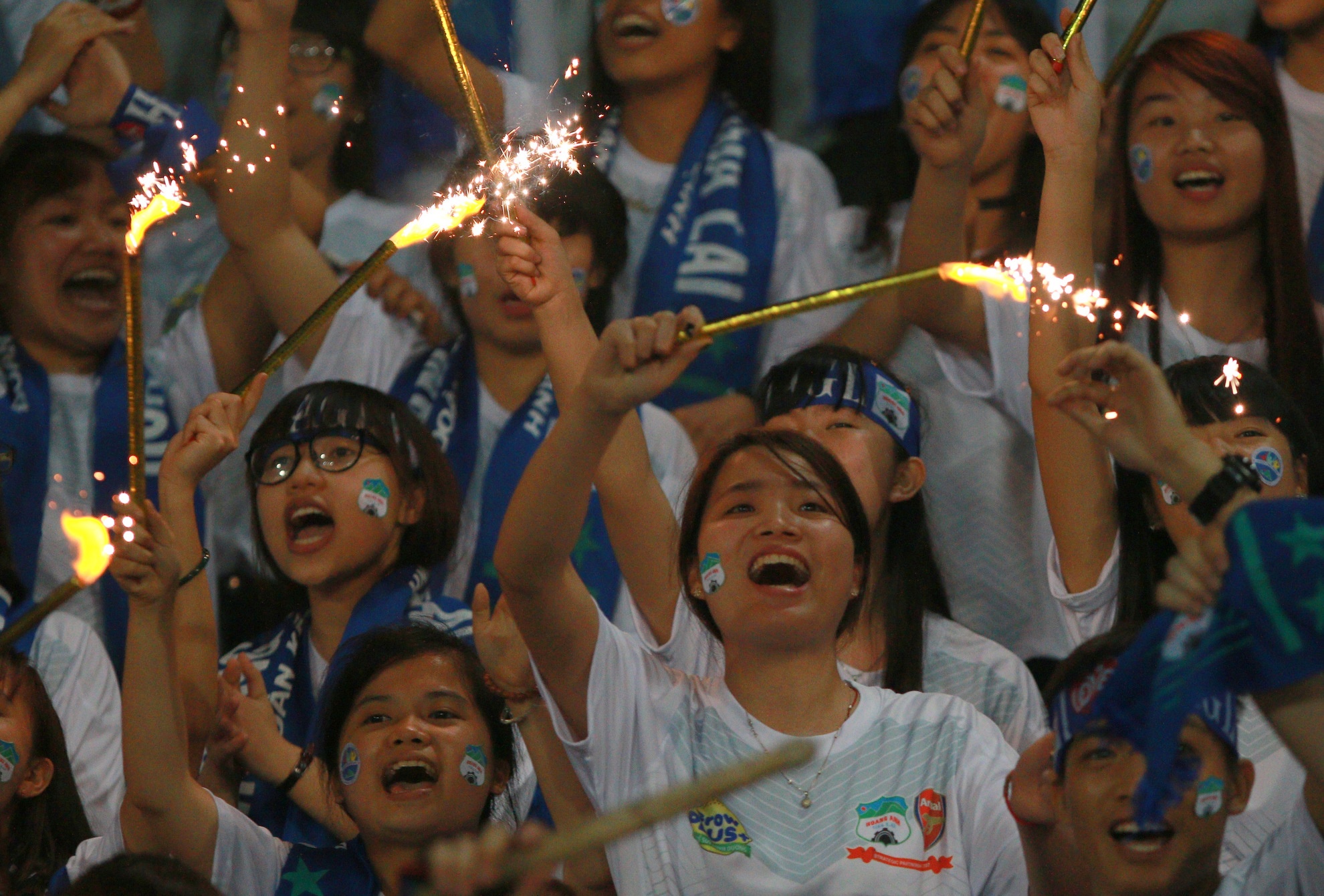 Fan HAGL dot phao hat mung sinh nhat Van Toan o Lach Tray hinh anh