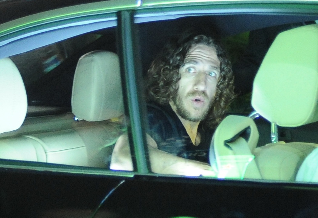 Puyol ngac nhien vi fan Ha Noi cuong nhiet don Cup C1 hinh anh