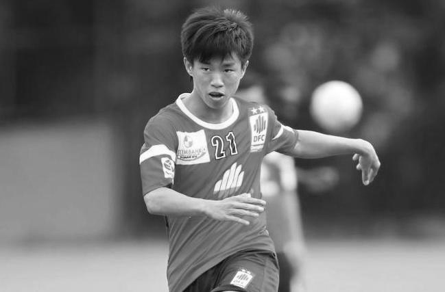 Dong doi khoc tiec thuong cuu tuyen thu U23 doan menh hinh anh