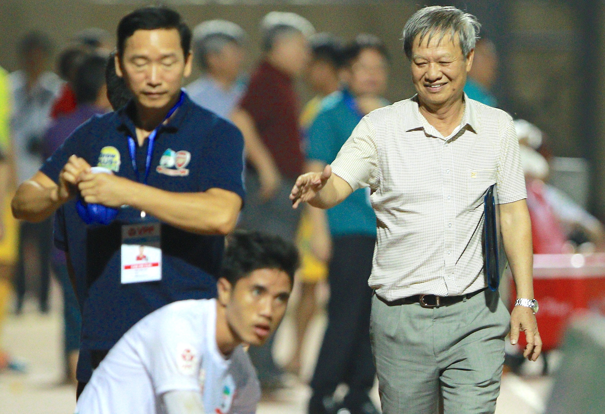 Ong Le Thuy Hai dong vien cau thu HAGL sau tran thua hinh anh