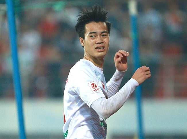 Van Toan thoat an treo gio hinh anh