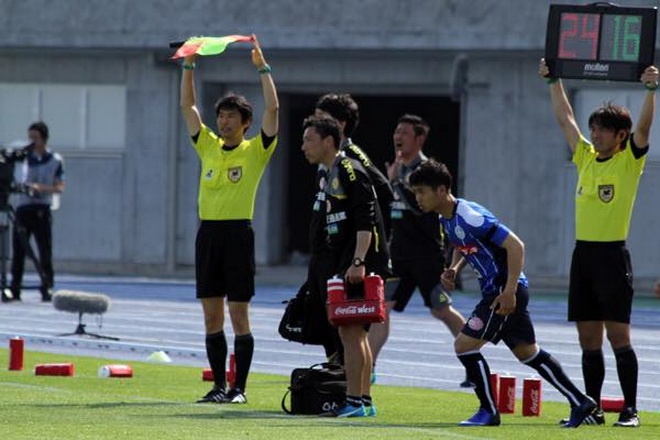 Cong Phuong ra san o Nhat anh 1