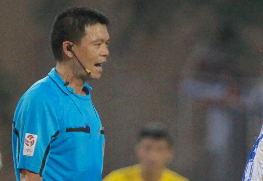 Trong tai V.League tuong tuong ra qua 11 m cho Thanh Hoa hinh anh