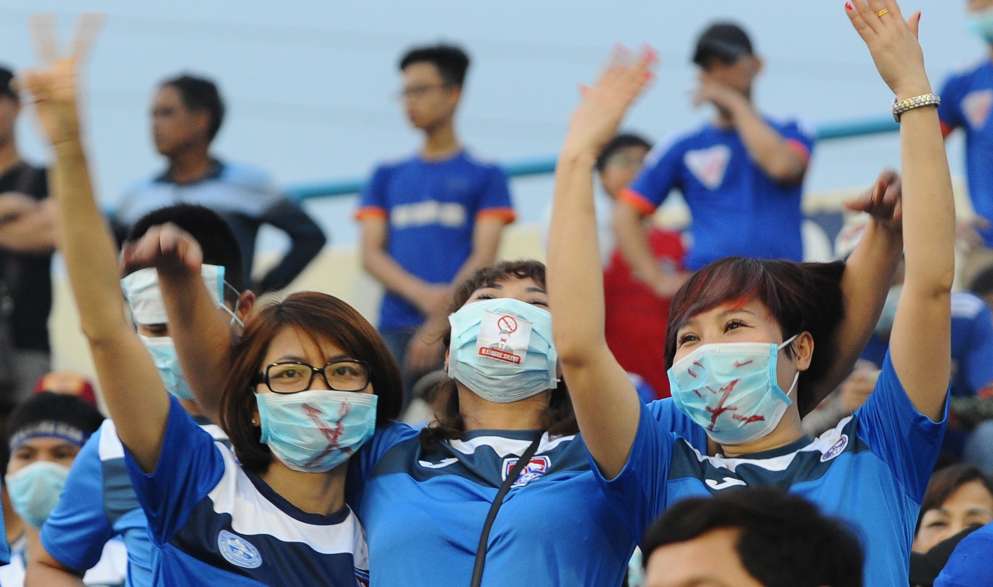 CDV Quang Ninh deo khau trang co vu V.League hinh anh