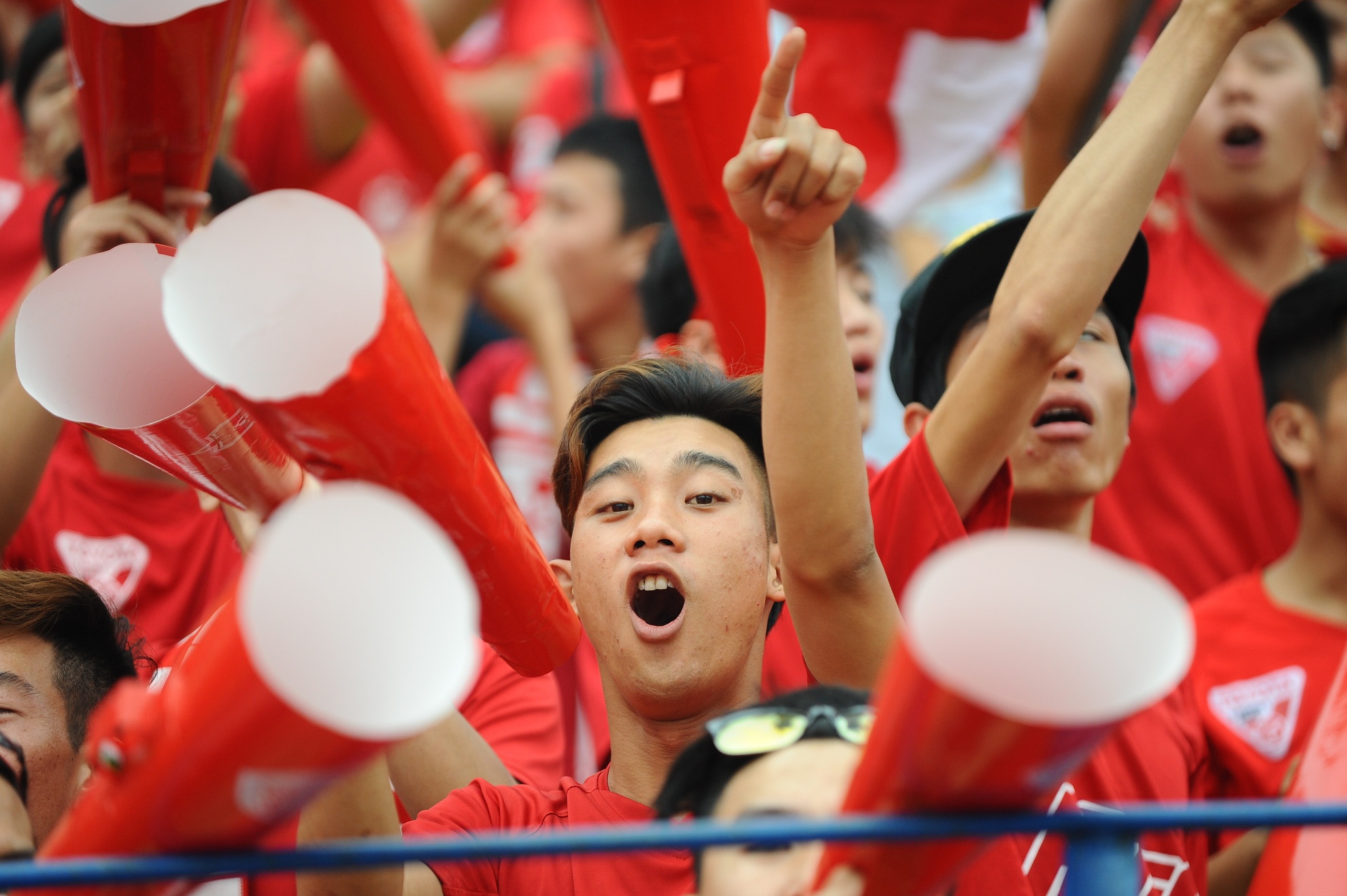 CDV Hai Phong dung loa giay va phao sang co vu V.League hinh anh