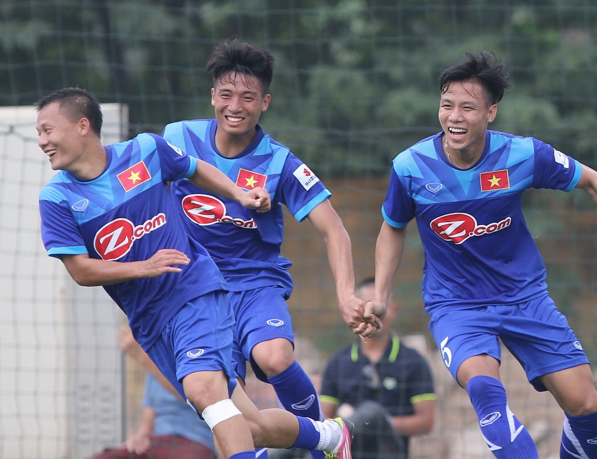 Tuyen Viet Nam vui dua trong ngay tap dau tien hinh anh