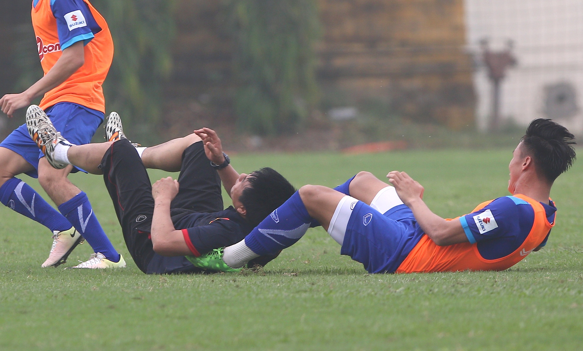 Phi Son lua bong qua Huu Thang anh 3