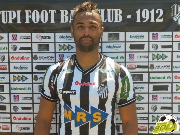 HAGL trao ao so 10 cho tan binh Brazil hinh anh