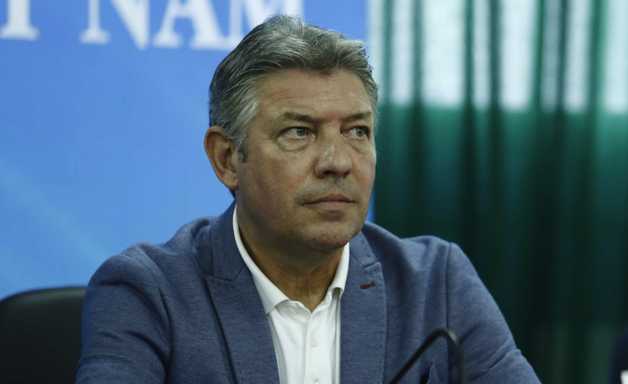 Giam doc nguoi Duc xa gia dinh de cong hien cho tuyen VN hinh anh