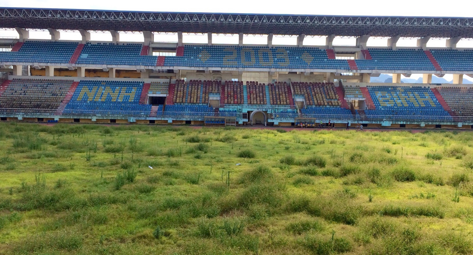 Co moc um tum tren san bong SEA Games tram ty hinh anh