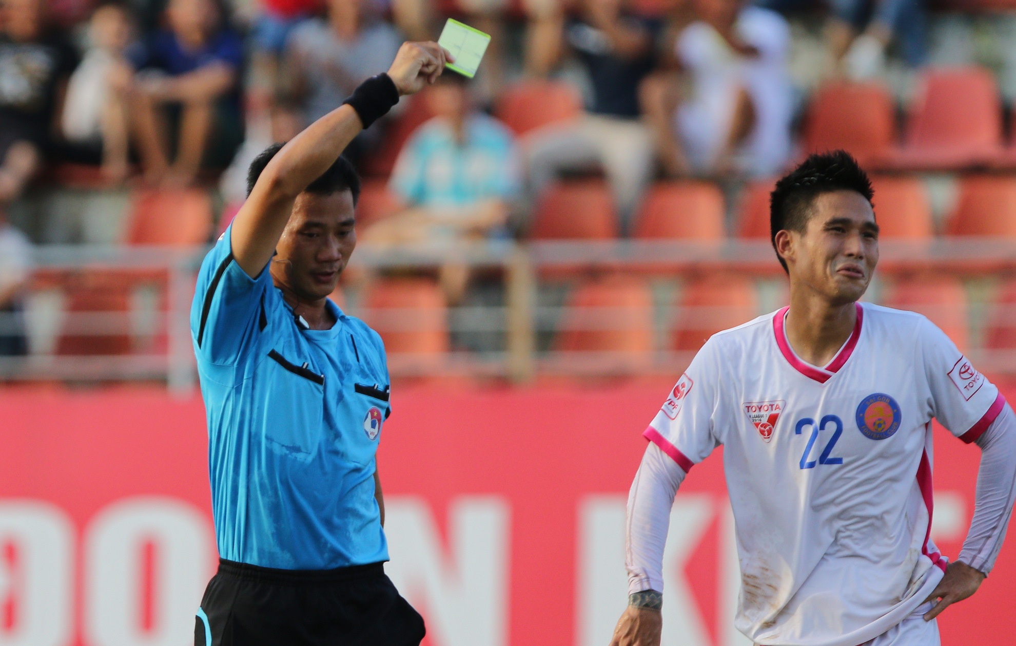 Cau thu V.League xo xien trong tai anh 1