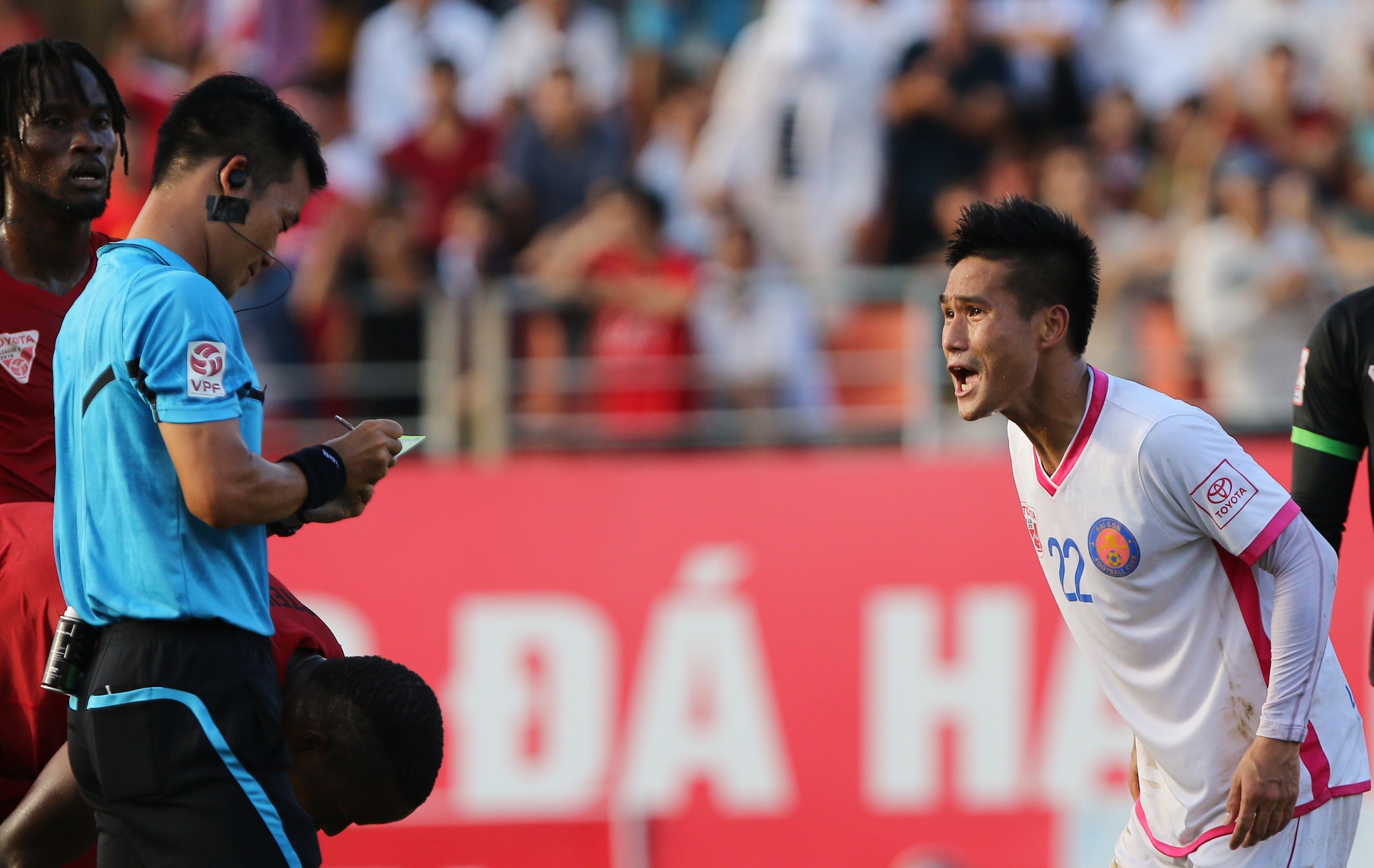 Cau thu V.League xo xien khien trong tai noi nong hinh anh