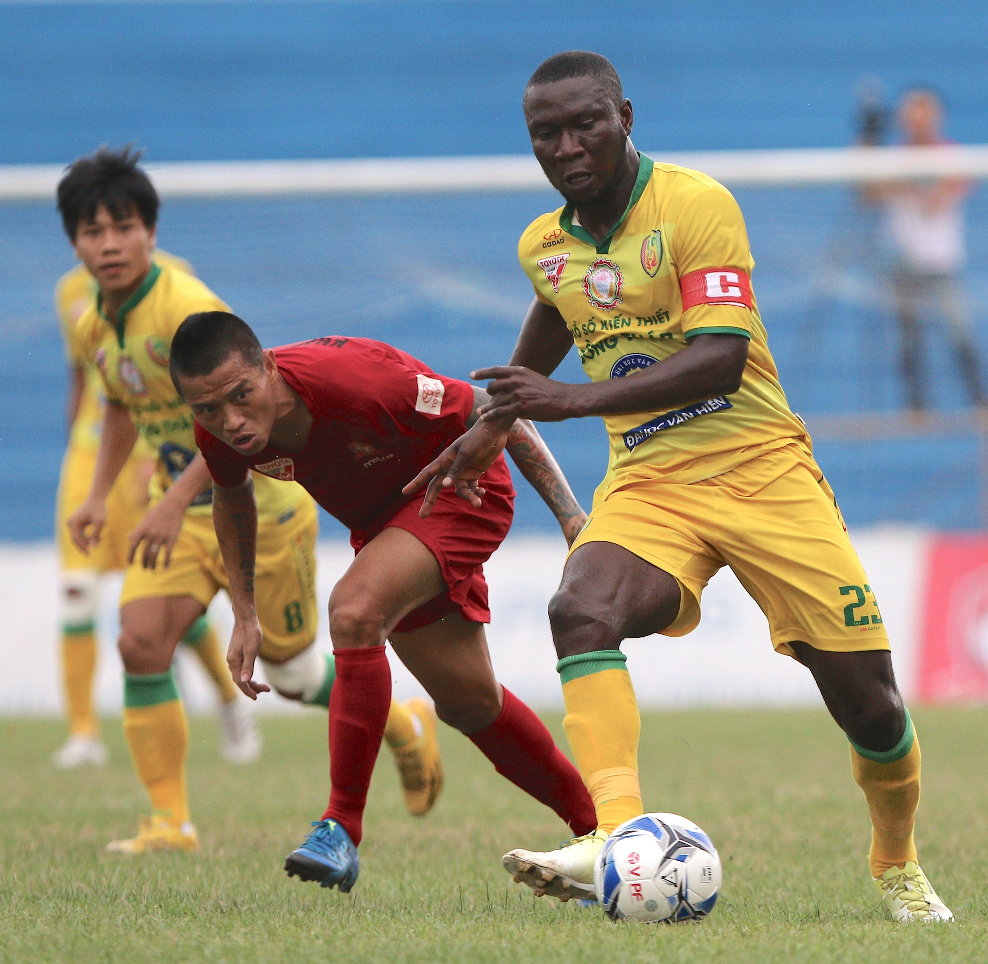 Doi cuoi bang thang de doi dan dau V.League anh 2