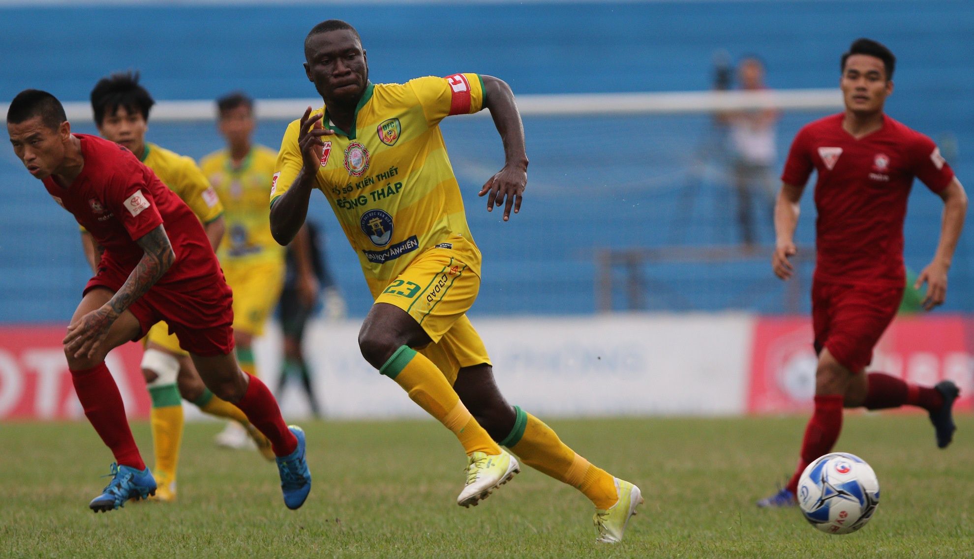 Doi cuoi bang thang de doi dan dau V.League anh 1