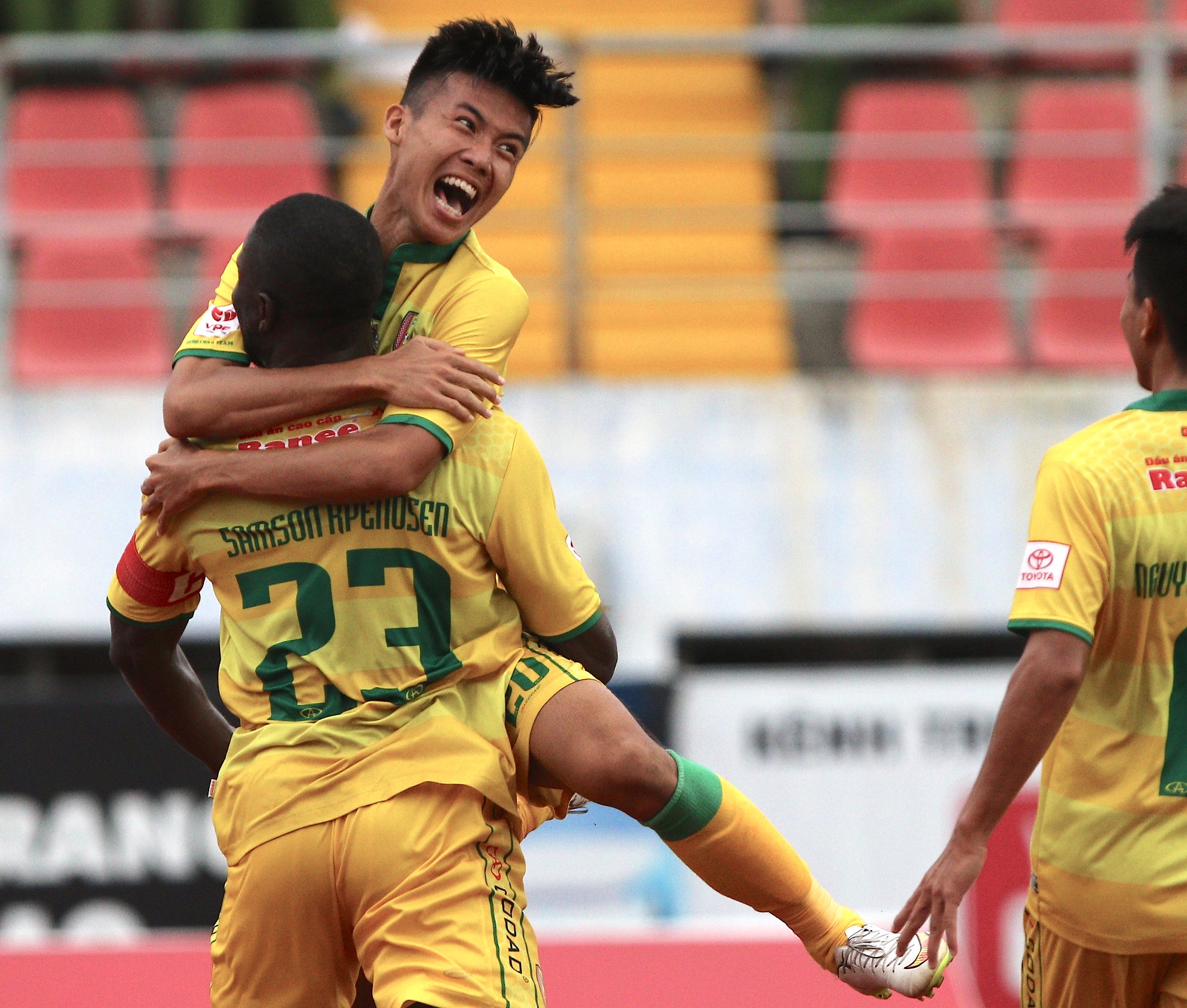 Doi cuoi bang thang de doi dan dau V.League anh 3
