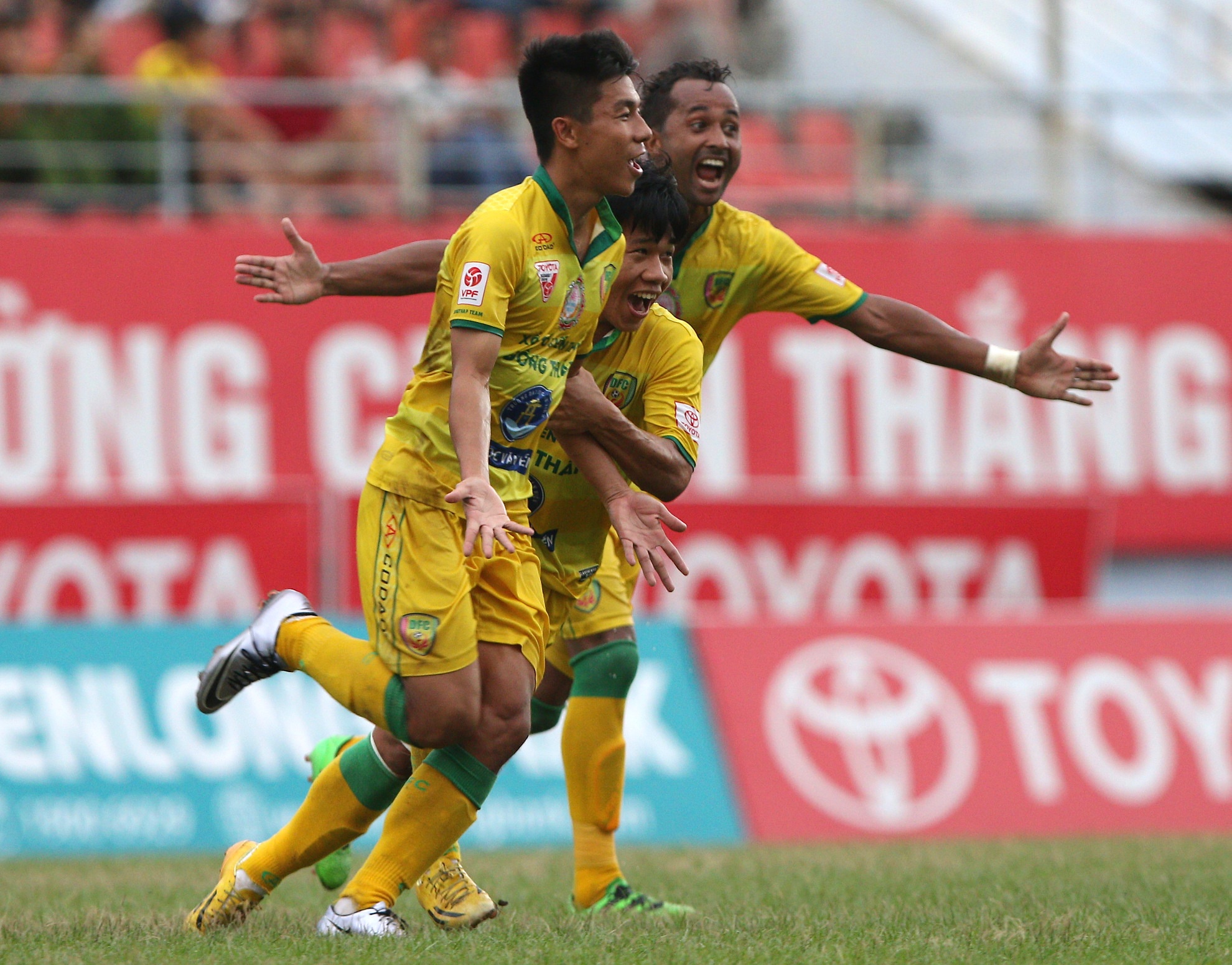 Doi cuoi bang thang de doi dan dau V.League anh 5