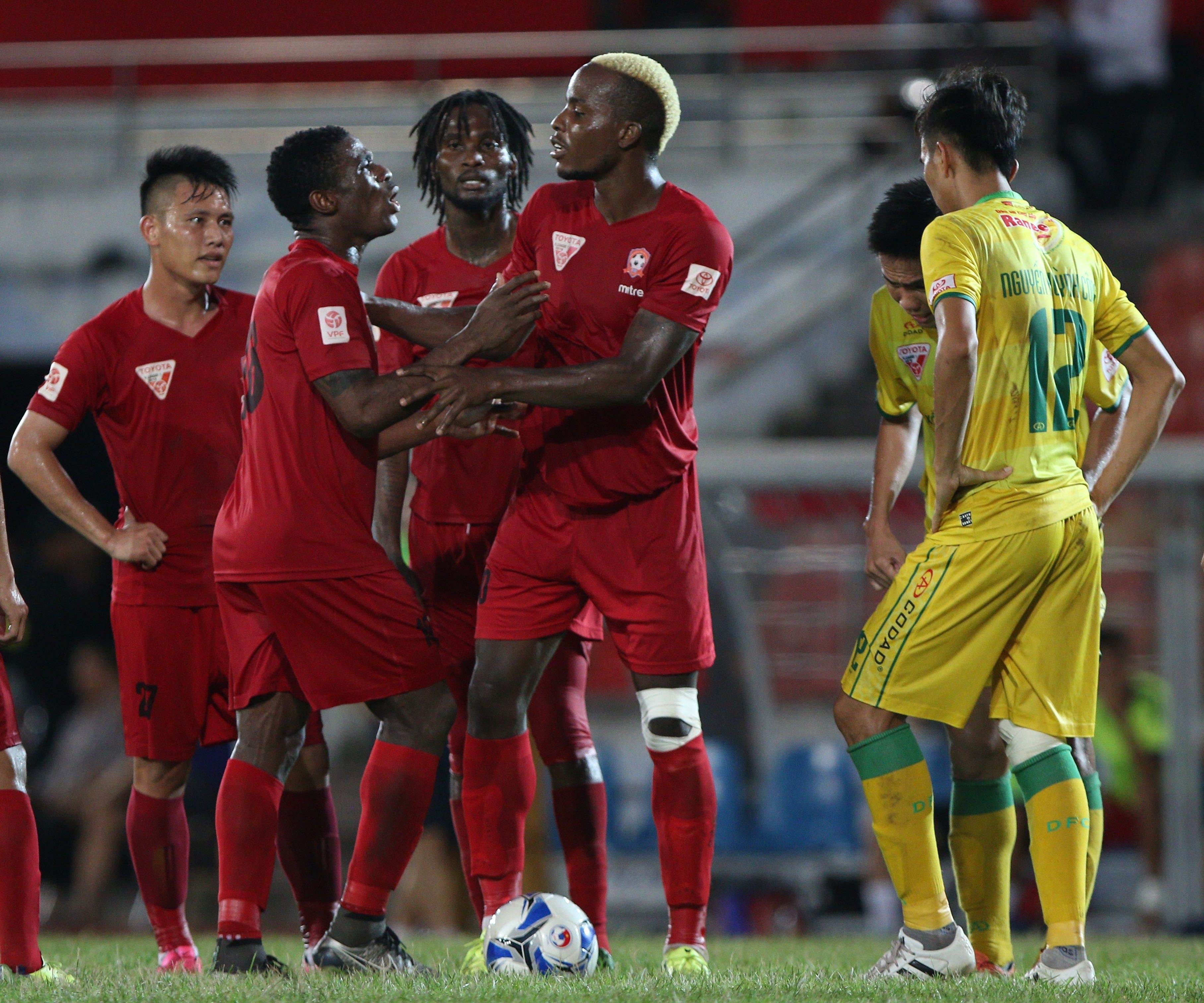 Đội cuối bảng thắng dễ đội dẫn đầu V.League ảnh 8 Doi cuoi bang thang de doi dan dau V.League anh 8