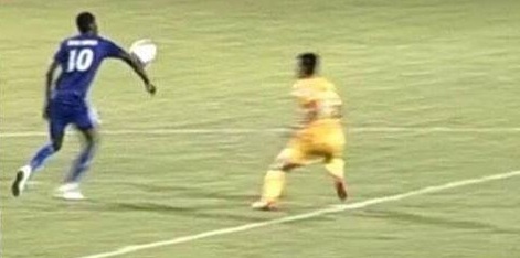 Video 'ban tay ma' dan toi ban thang gay tranh cai o V.League hinh anh