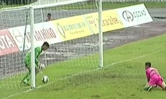 Pha bong cham vach voi gay tranh cai tran Quang Nam vs Dong Thap hinh anh