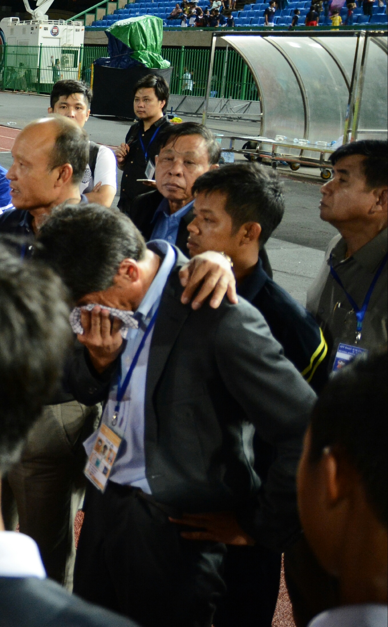 HLV U16 Campuchia khoc vi thua Viet Nam anh 1