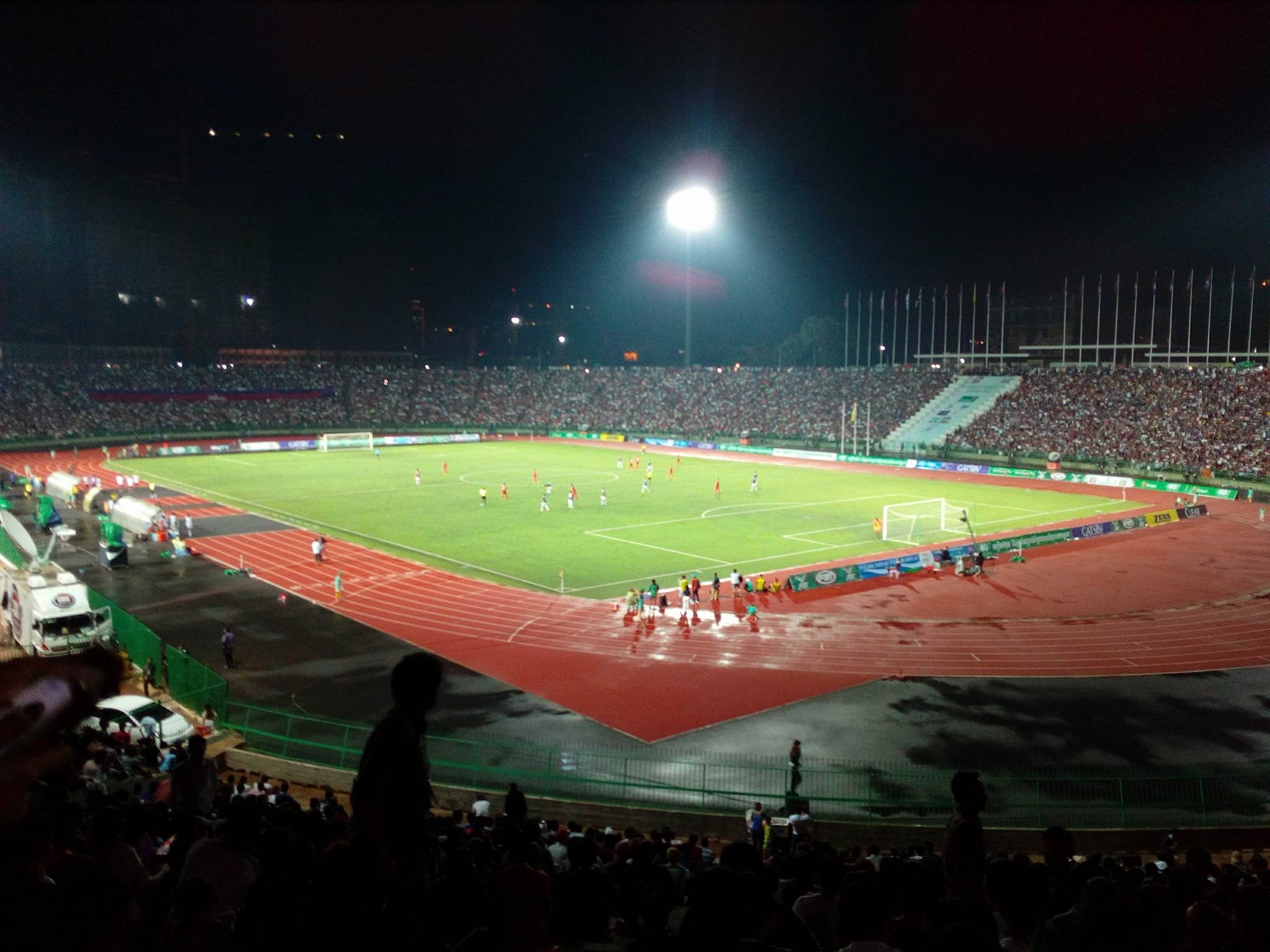 CĐV Campuchia đến kín sân ảnh 2 CDV Campuchia den kin san anh 2