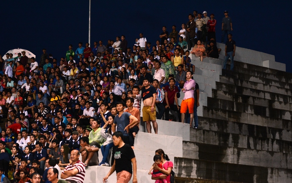 CĐV Campuchia đến kín sân ảnh 4 CDV Campuchia den kin san anh 4