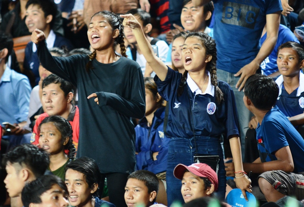 CĐV Campuchia đến kín sân ảnh 3 CDV Campuchia den kin san anh 3