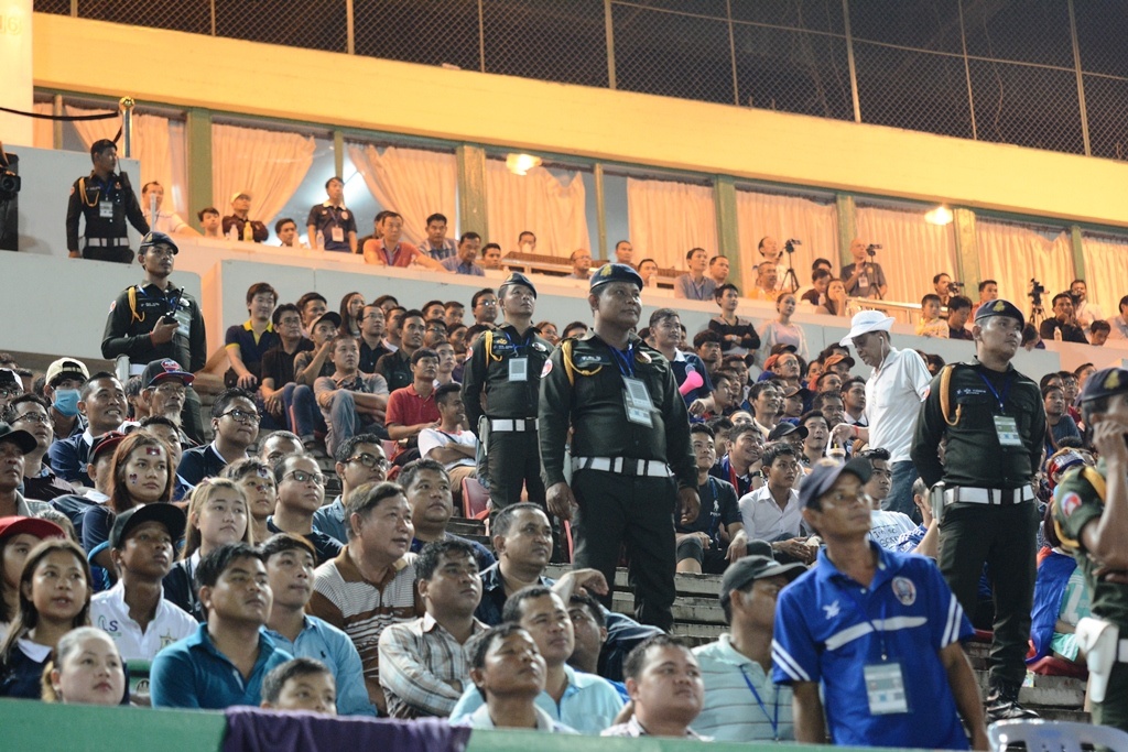 CĐV Campuchia đến kín sân ảnh 8 CDV Campuchia den kin san anh 8