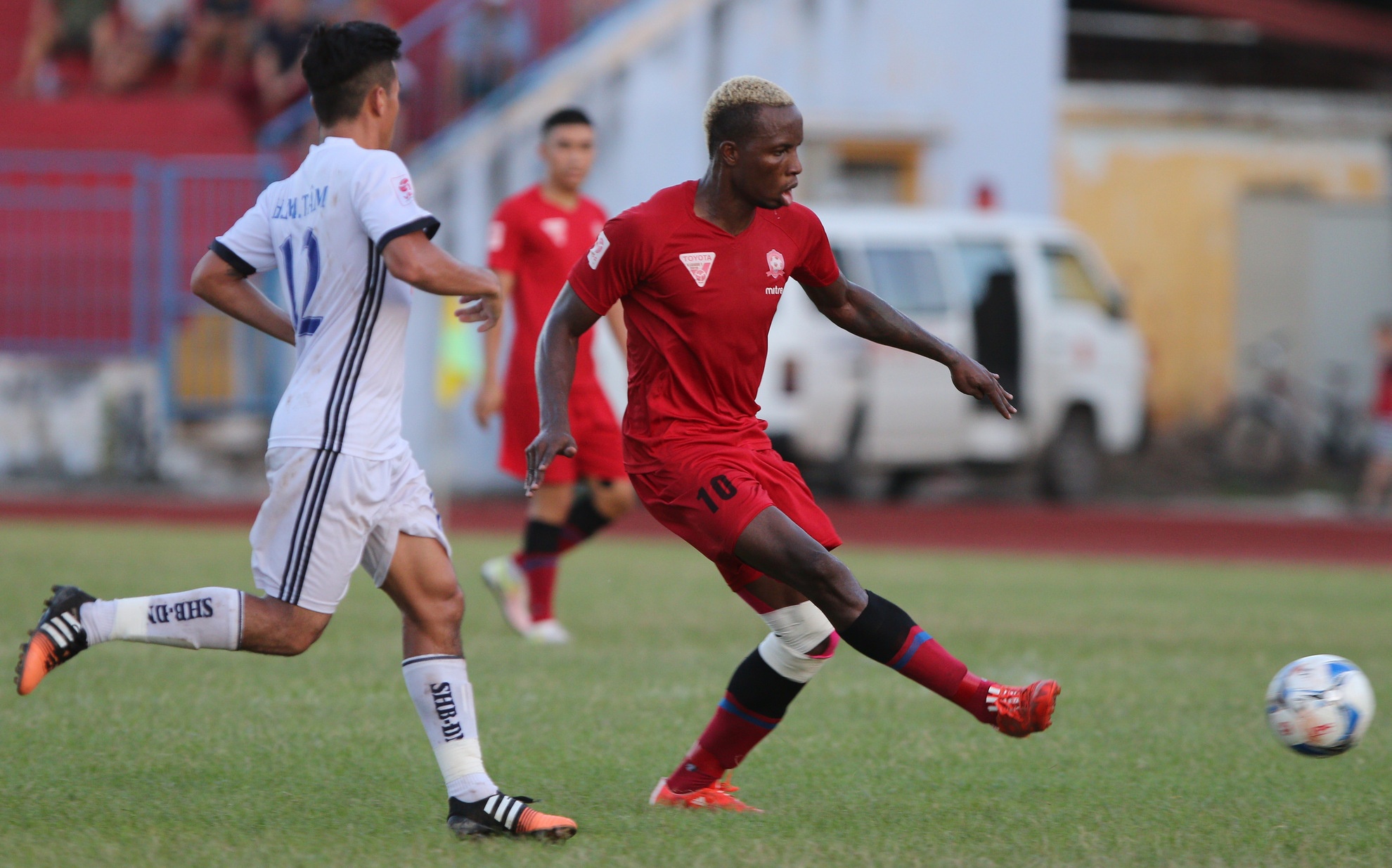 CDV lao xuong san V.League anh 2