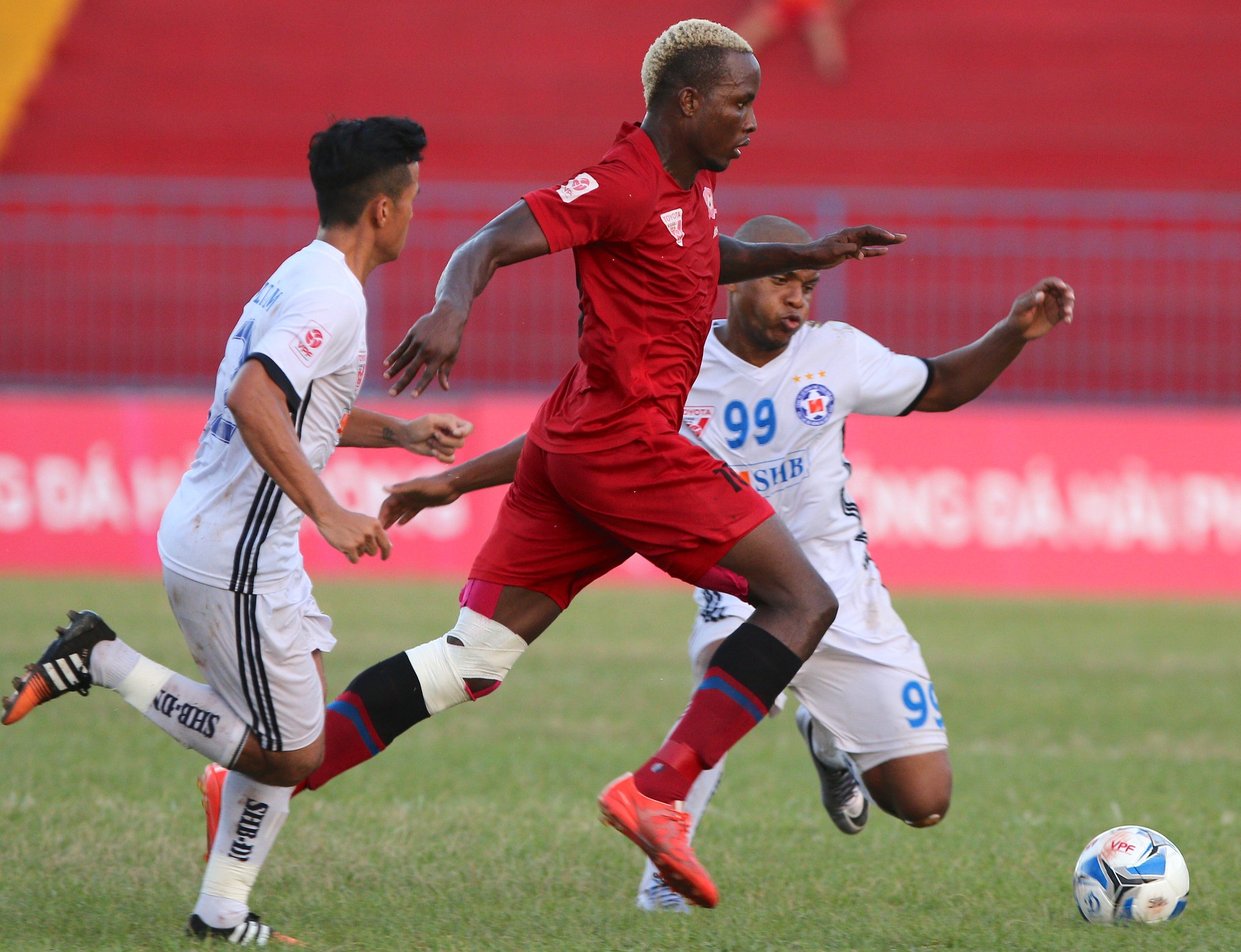 CDV lao xuong san V.League anh 3