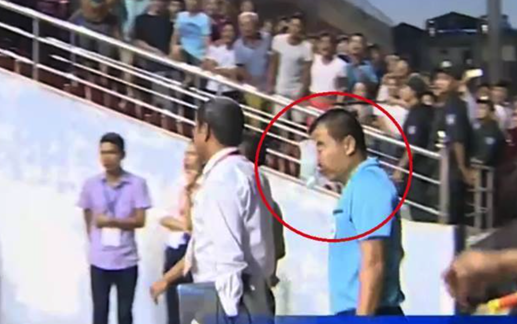 CDV Hai Phong nem chai nuoc trung mat trong tai hinh anh