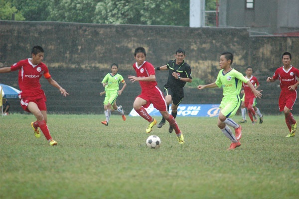 Doi bong que Van Toan thua SLNA anh 1