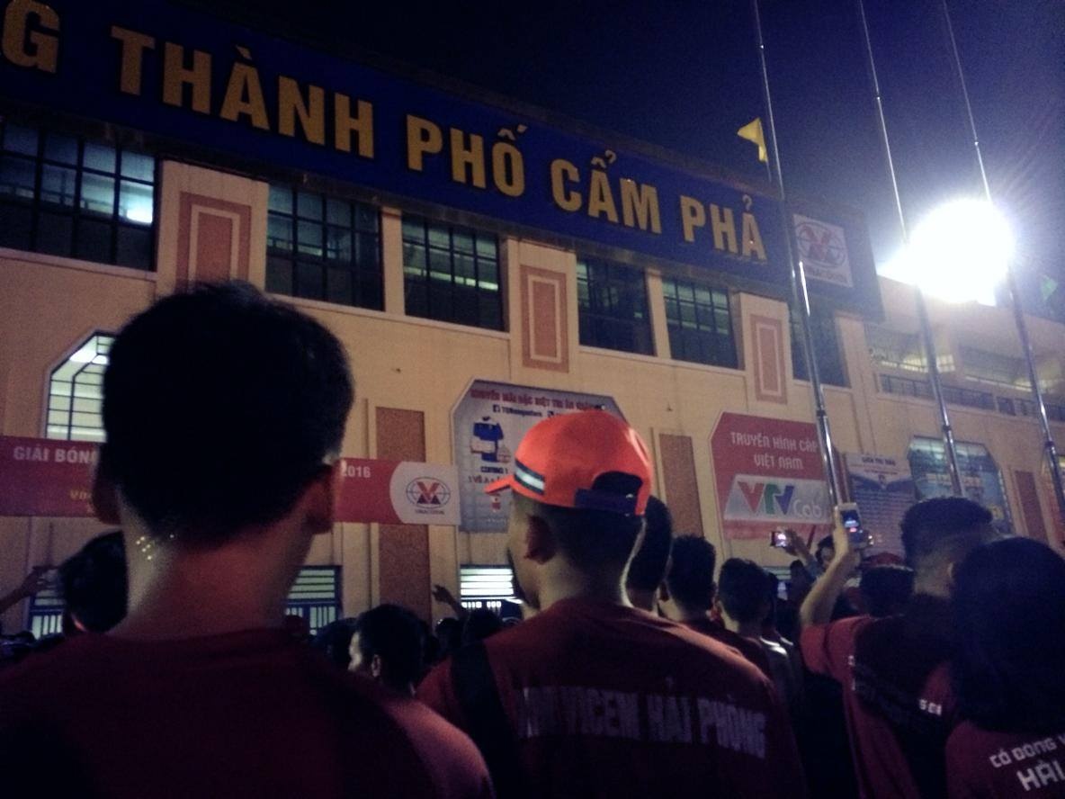 CĐV Hải Phòng đốt pháo sáng ảnh 2 CDV Hai Phong dot phao sang anh 2