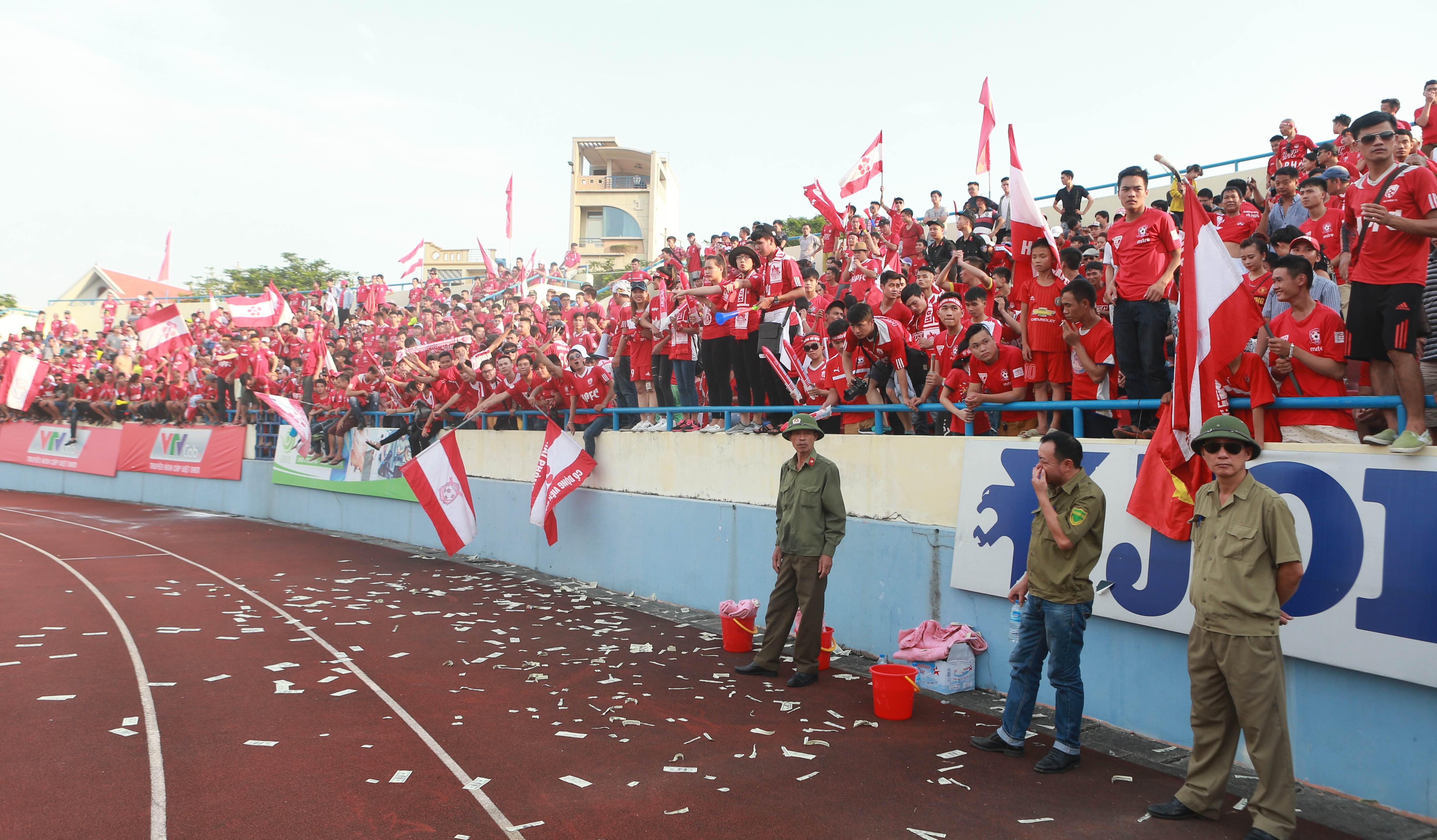 CĐV Hải Phòng đốt pháo sáng ảnh 1 CDV Hai Phong dot phao sang anh 1