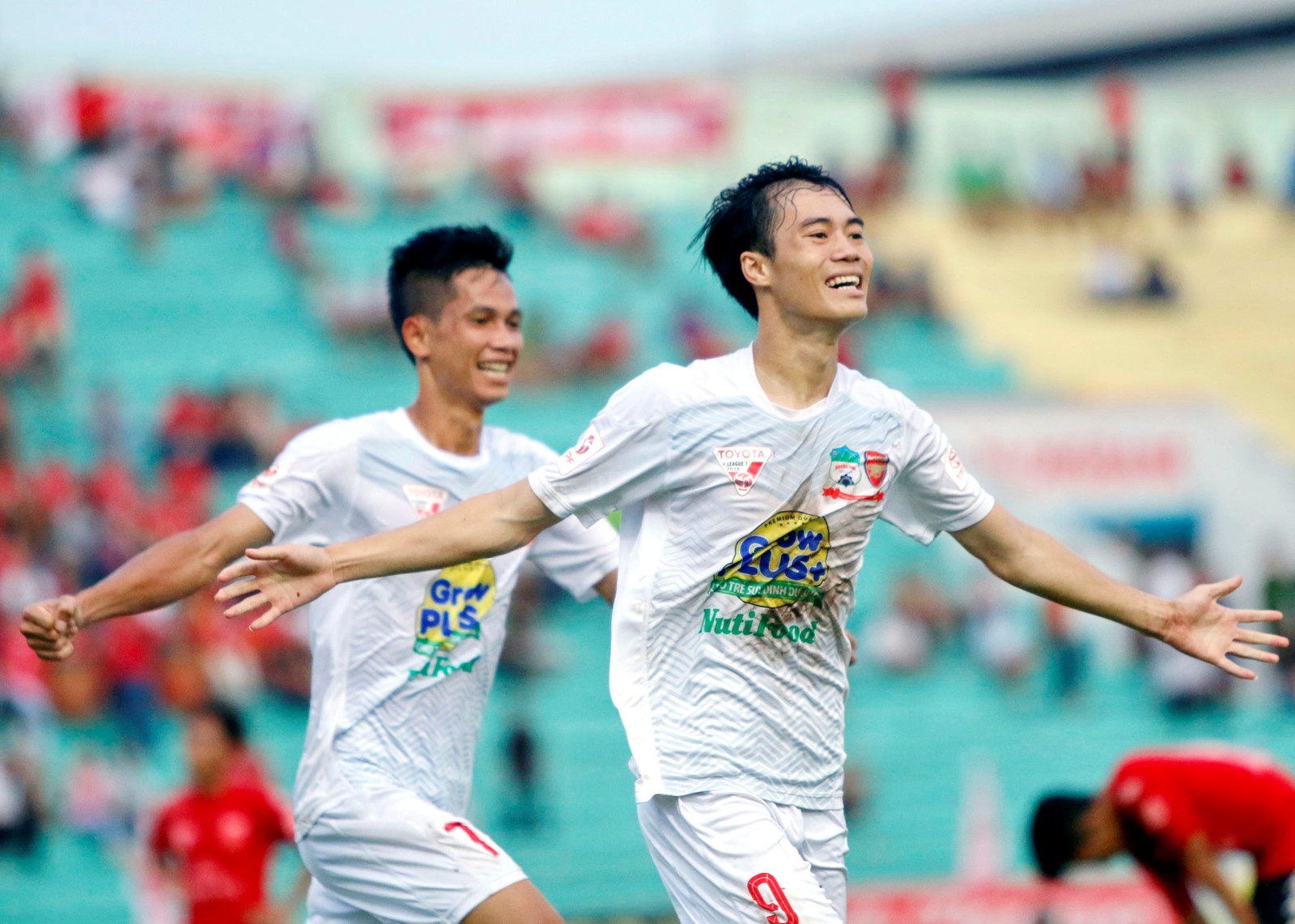 HAGL doat cu dup giai thuong V.League thang 8 hinh anh