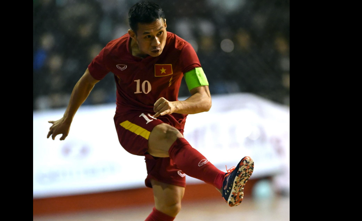 Cau thu futsal VN lop bong ghi ban vao luoi Argentina hinh anh