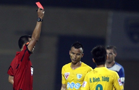 Trong tai lai khien cac CLB buc xuc sau vong 24 V.League hinh anh