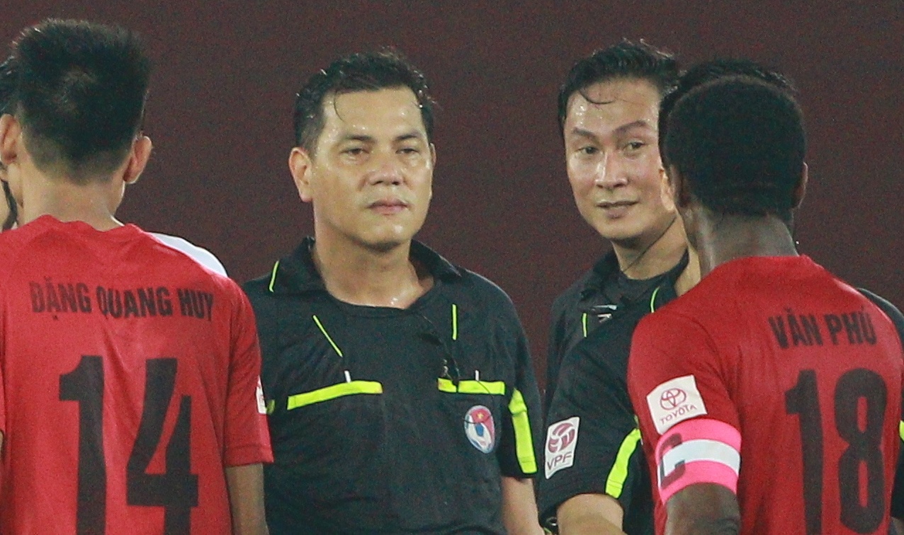 Treo co trong tai mac sai pham o vong 24 V.League hinh anh