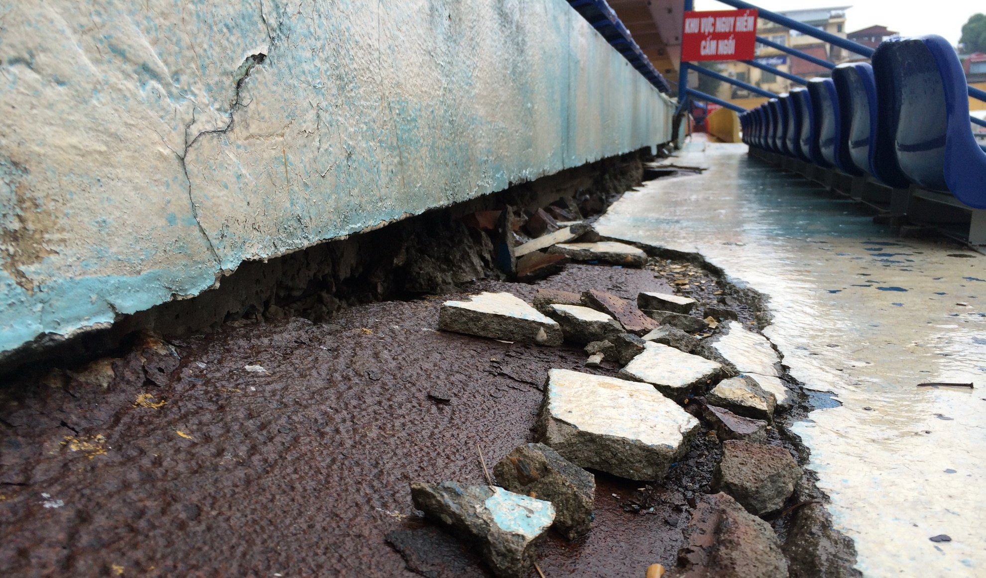 San Hang Day co vet nut, ban quan ly dat bien cam ngoi hinh anh