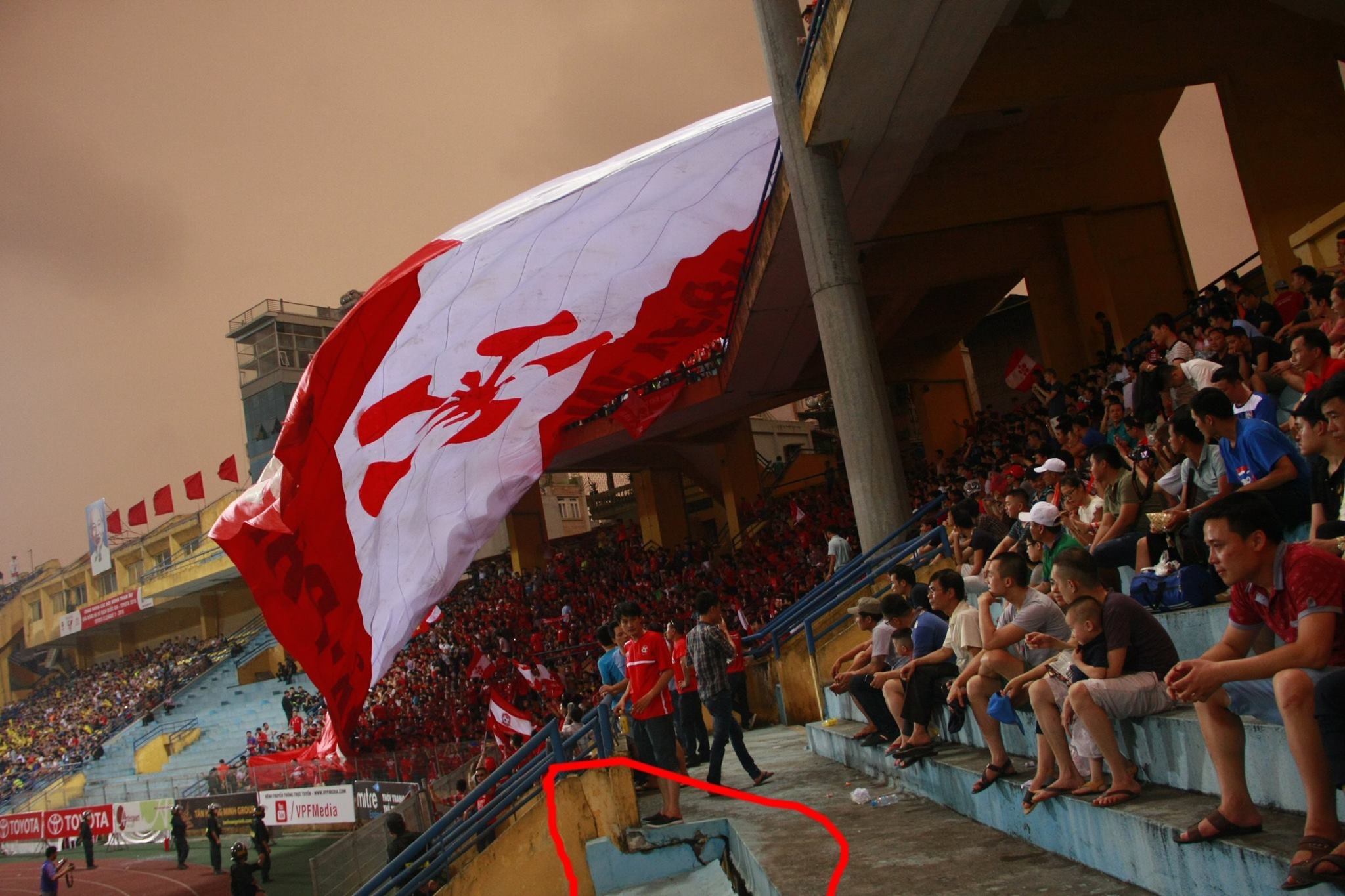 San Hang Day xuat hien vet nut anh 5